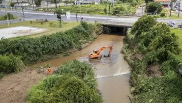 Rio que corta vários bairros de Curitiba passa por limpeza pesada específica