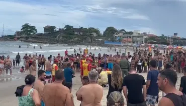 Idoso é socorrido por populares em Matinhos após passar mal e se afogar