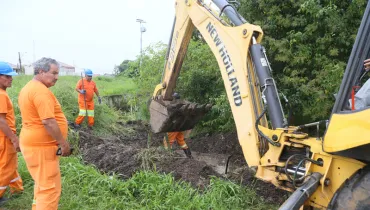 Córrego em bairro populoso de Curitiba passa por limpeza de emergência