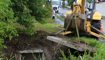 Córrego em bairro populoso de Curitiba passa por limpeza de emergência