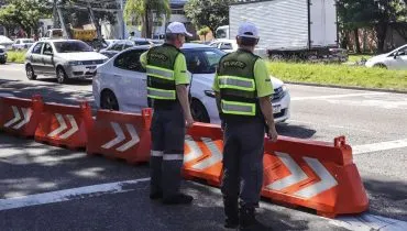 Bairro de Curitiba tem bloqueio no trânsito e desvio de linhas de ônibus para obras