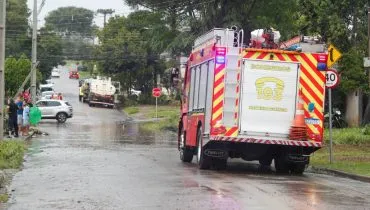 Bombeiros buscam jovem de 15 anos que desapareceu após enxurrada em Curitiba