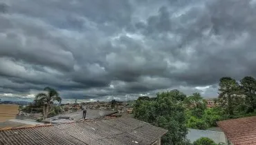 Chuva forte e ventos de 100 km/h! Curitiba tem alertas de perigo para tempestade