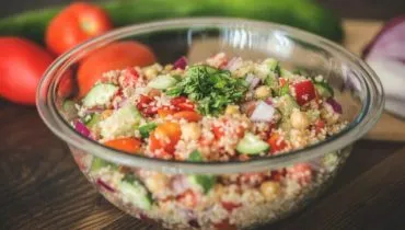 7 receitas de salada com quinoa para ajudar a emagrecer