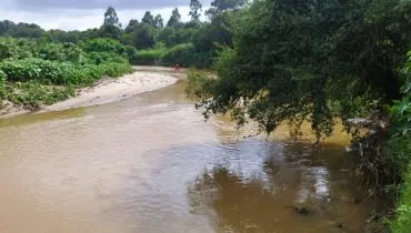 Bombeiros criam força-tarefa gigante para encontrar jovem desaparecido em rio de Curitiba