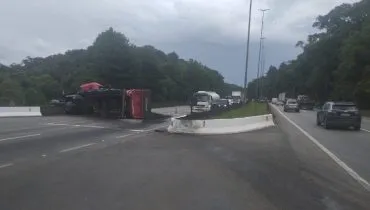 Caminhão bate em guincho e provoca acidente na BR-376