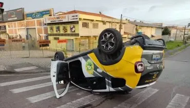 Viatura com preso capota a grande Curitiba e PMs ficam feridos