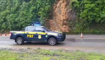 BR-277, na região do Litoral, é interditada após queda de barreira