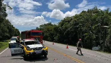 Viatura capota e acidente deixa feridos em importante estrada do litoral