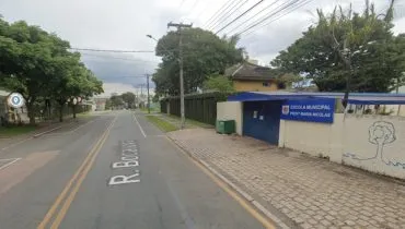 Na imagem, rua e parte da fachada da Escola Municipal Professora Maria Nicolas