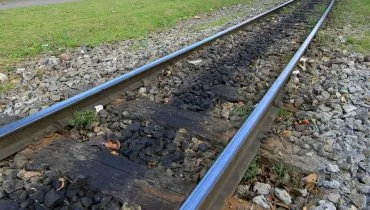 Mulher tem pé amputado após ser atropelada por trem em bairro de Curitiba