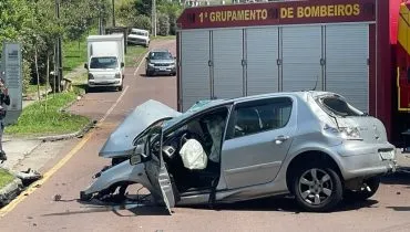 Motorista destrói carro andando a 130km/h em avenida de Curitiba