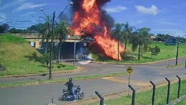 SALTO PARA A VIDA! Motorista escapa de ser carbonizado em acidente