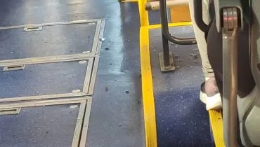 Vidro de biarticulado estoura e assusta passageiros em Curitiba