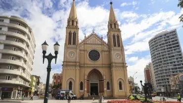 De graça! Curitiba tem visitas guiadas na Catedral Basílica em 2025