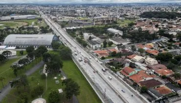 Avenida importante de Curitiba tem bloqueios no trânsito para obras; veja desvio