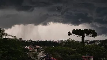 Chuva forte em Curitiba! Alerta do Inmet traz previsão de temporal