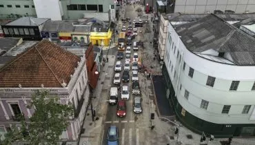 Rua movimentada do Centro de Curitiba é bloqueada para obras