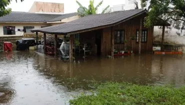 Imagem mostra um alagamento em Curitiba