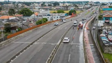 Imagem de pistas do viaduto do Boqueirão, com carros e serviços de lavagem e manutenção