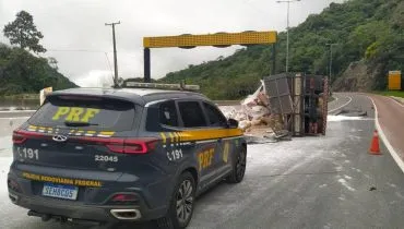 BR-376 interditada após caminhão com carga inusitada tombar