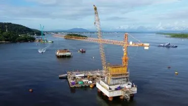 Imagem mostra obra de construção da Ponte de Guaratuba, no litoral do Paraná