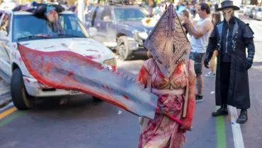 Imagem mostra um Cosplay do Pyramid Head, clássico do jogo Silent Hill