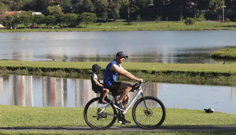 Curitiba inicia semana de temperaturas amenas, mas calor tem data para voltar