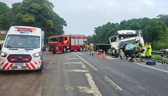 BR-277 fica horas interditada após acidente gravíssimo entre caminhões