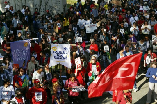 Manifestantes se reúnem na Praça 19 de Dezembro em ato "Fica Dilma".