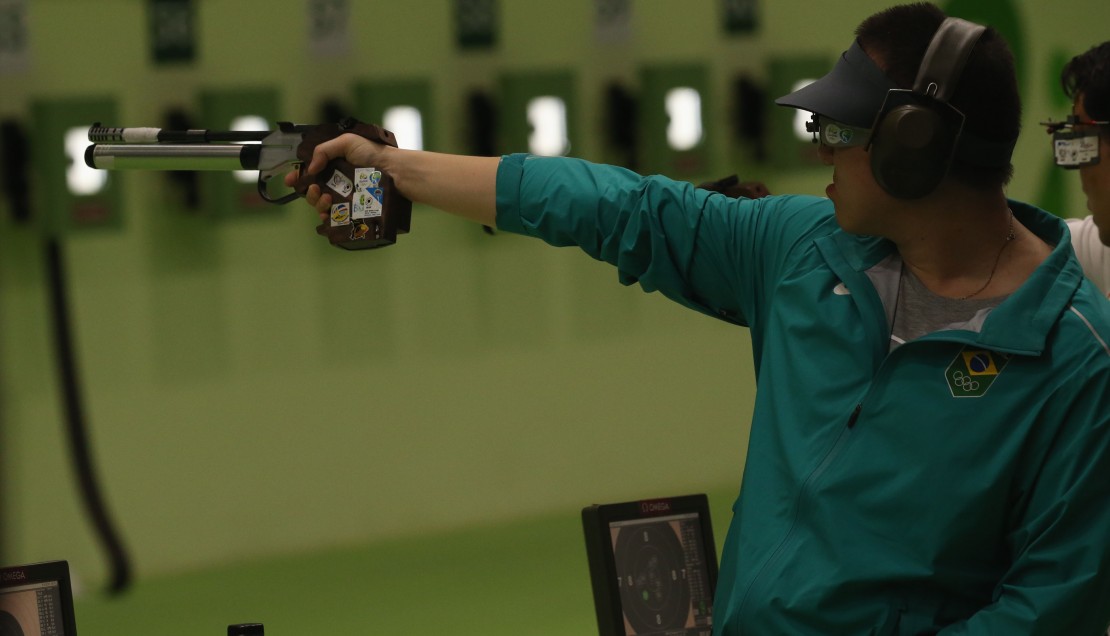 Felipe Wu nas preliminares. Ele só tinha uma arma para disputar os jogos, e levou a prata. Foto: Severino Silva/Estadão Conteúdo