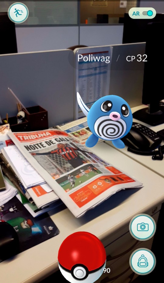 Para capturar Poliwag é preciso mirar a Pokébola no Pokémon Go.