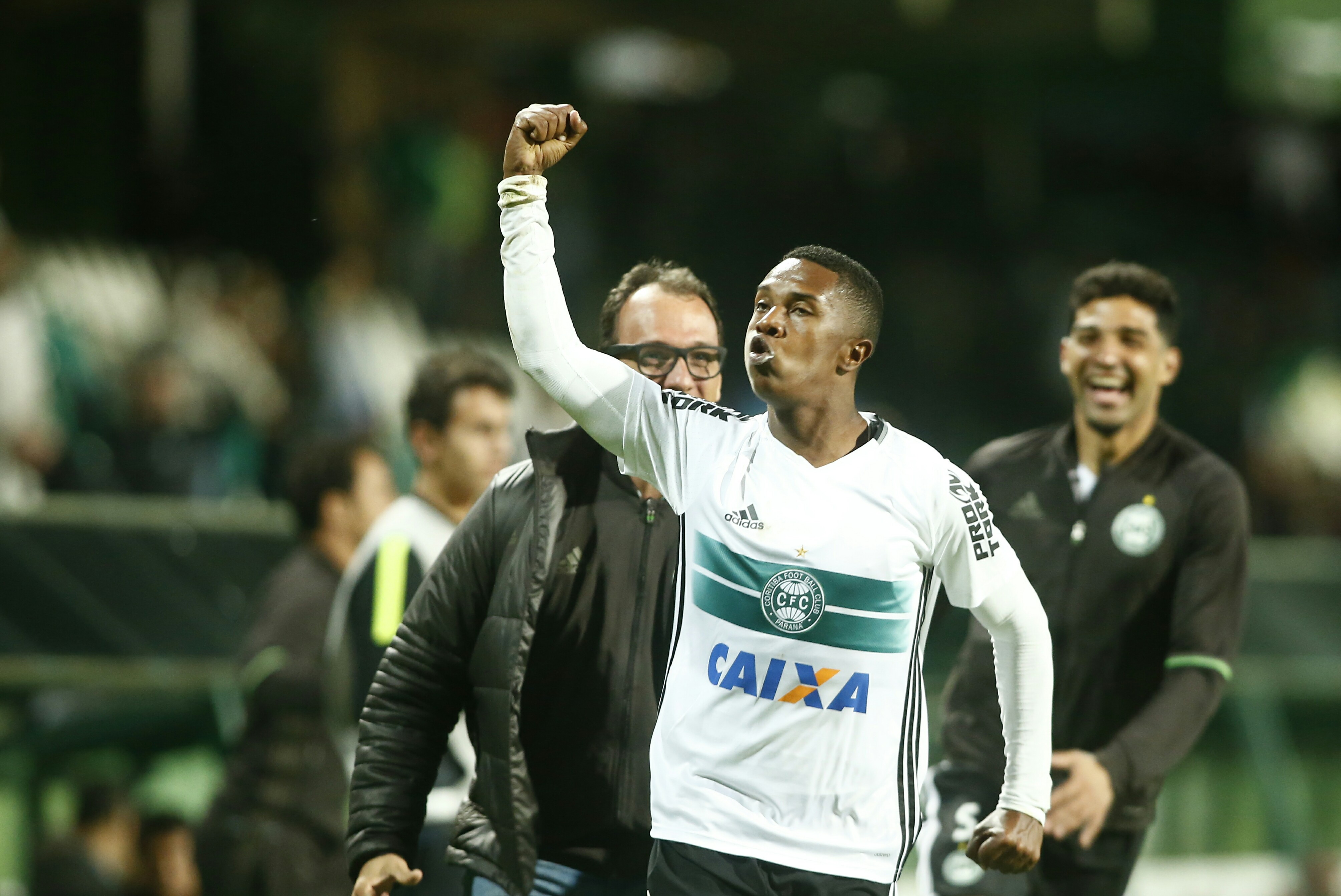 Quando o Coxa parecia não ter mais forças para conseguir a vitória, Iago acertou mais um chute de fora da área e garantiu a vaga. Foto: Hugo Harada