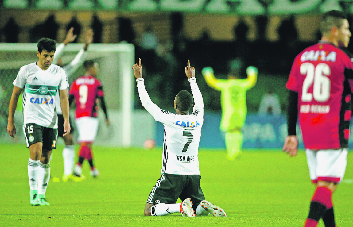 Contra o Santos, um golaço. Contra o Vitória, um chute rasante. E a festa terminou do mesmo jeito, Iago agradecendo. Foto: Hugo Harada