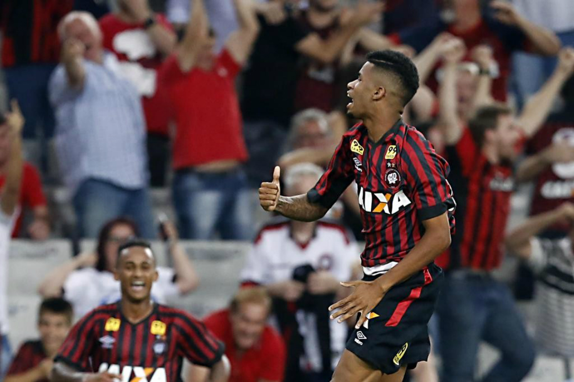 Ewandro e Eduardo comemoram no início da Série A. Os dois deixaram o Furacão no decorrer da temporada. Foto: Albari Rosa