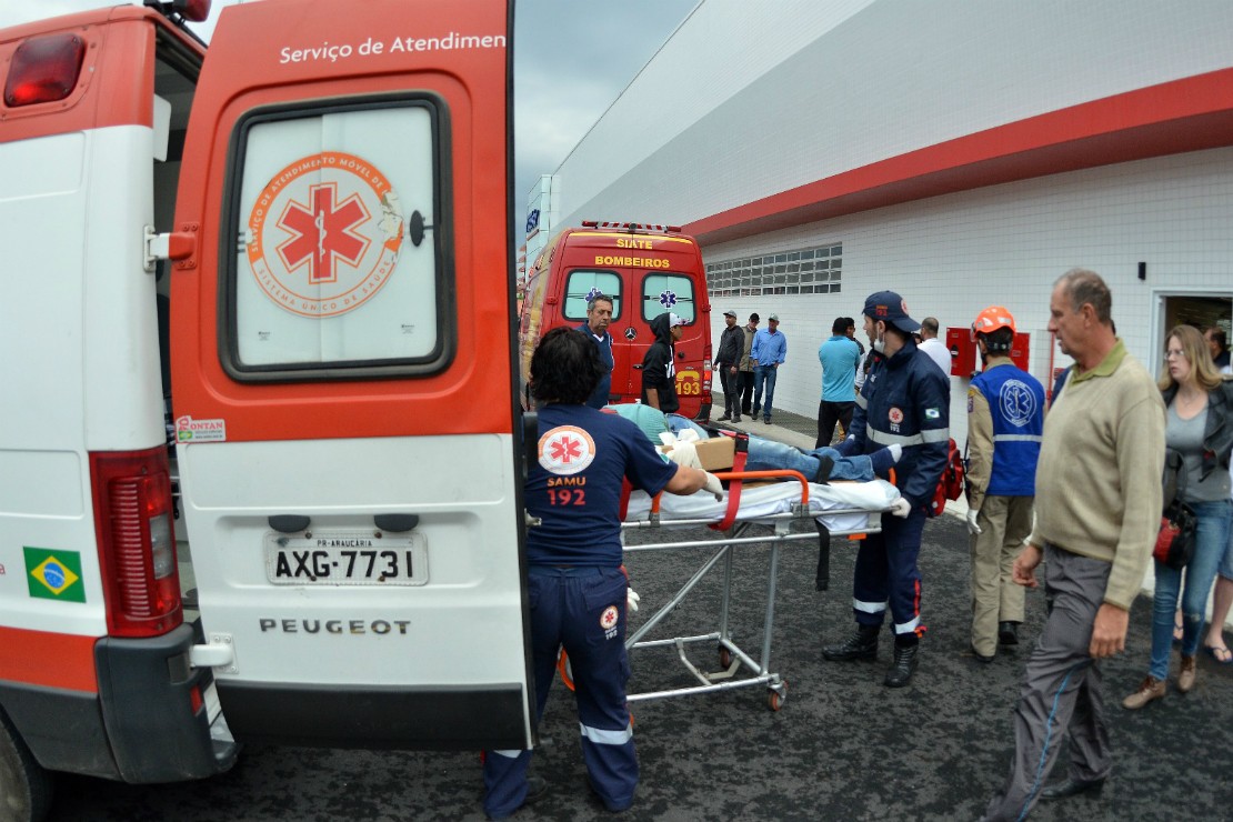 Os baleados foram encaminhados ao hospital. Foto: Marco Charneski/Colaboração