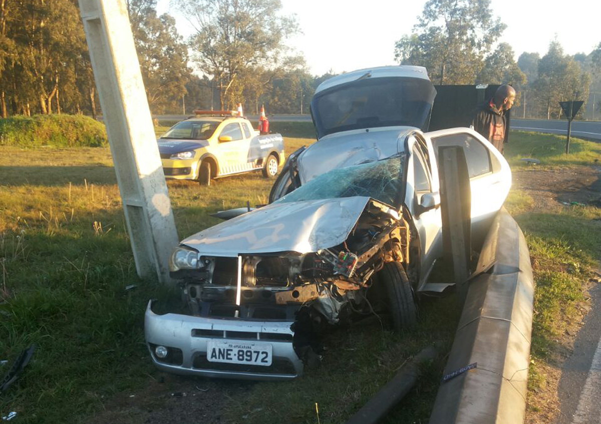 Motorista perde controle do carro e bate em poste no Pinheirinho.