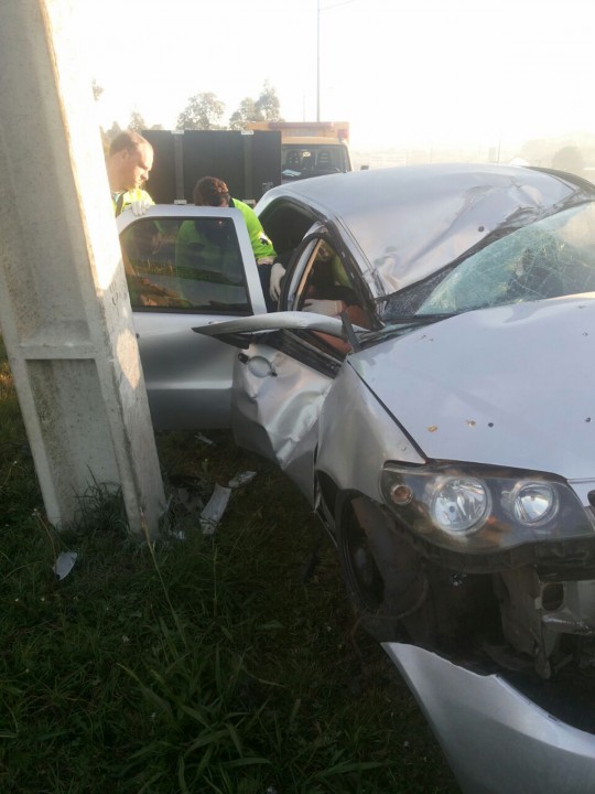Motorista perde controle do carro e bate em poste no Pinheirinho. 