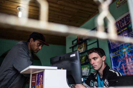 O microempresário começou com uma pequena lan house e hoje fornece sinal de internet para três localidades (Foto: Brunno Covello - Divulgação).