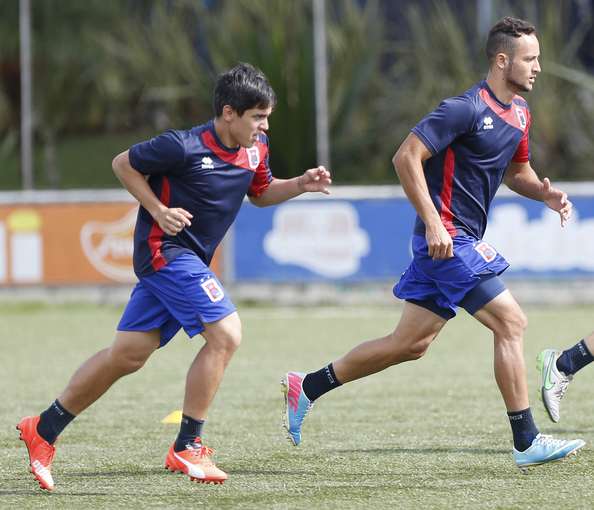 Diego Tavares com Lucas Otávio. Os dois devem ser titulares contra o Oeste. Foto: Henry Milleo