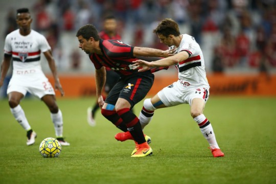 André Lima luta contra Buffarini. Jogo foi truncado e complicado, mas Furacão vez valer o mando de campo mais uma vez. Foto: Jonathan Campos