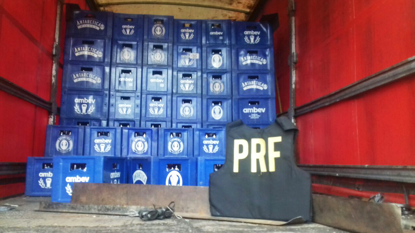 Polícia Rodoviária Federal apreende carga de cerveja sem nota fiscal, em Paranaguá.