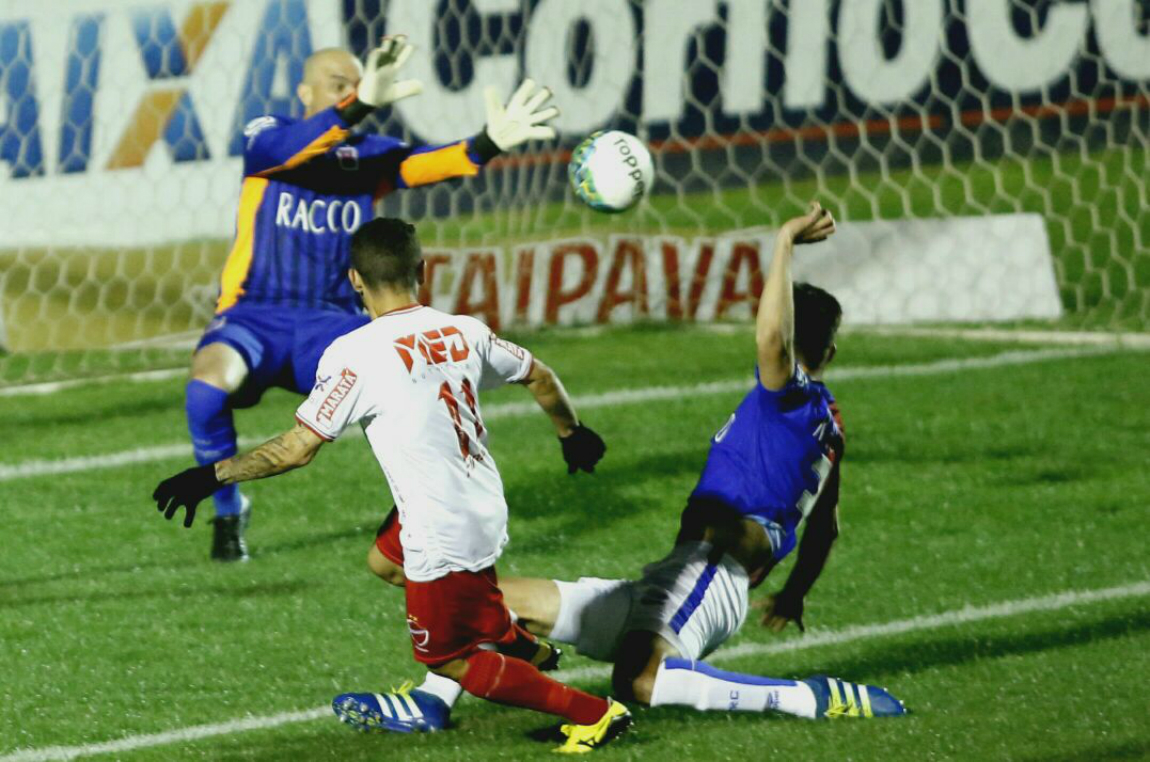 Marcos até tentou, mas o chute de Moisés foi indefensável. Era o primeiro gol do Vila Nova. Foto: Hugo Harada