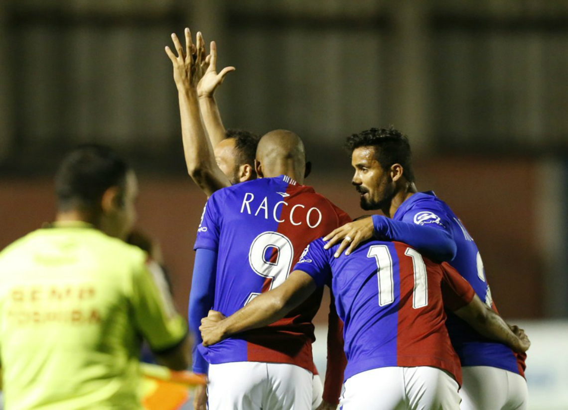 Festa de Lúcio Flávio, Fernando Karanga e Leandro Silva para Diego Tavares, autor do terceiro gol do Paraná. Foto: Hugo Harada