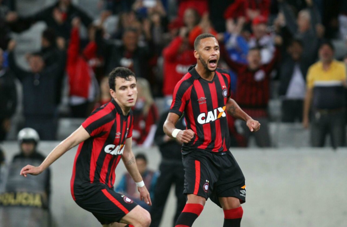 Hernani e Pablo foram os comandantes da virada do Furacão sobre a Chapecoense. Foto: Daniel Castellano