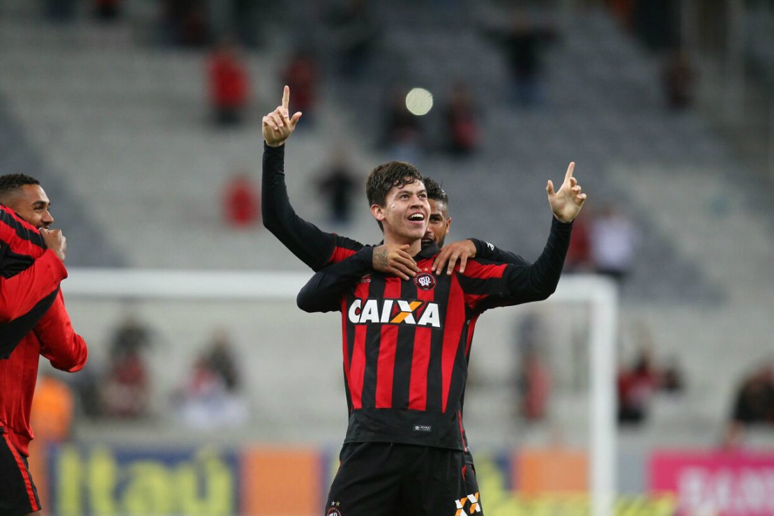 Emocionado, Matheus comemora seu gol. Foto: Daniel Castellano