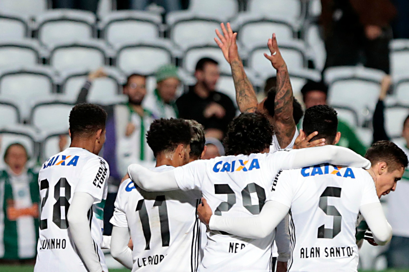 Festa dos jogadores do Coxa no gol de Kazim. O rendimento alviverde melhorou nos últimos jogos. Foto: Albari Rosa