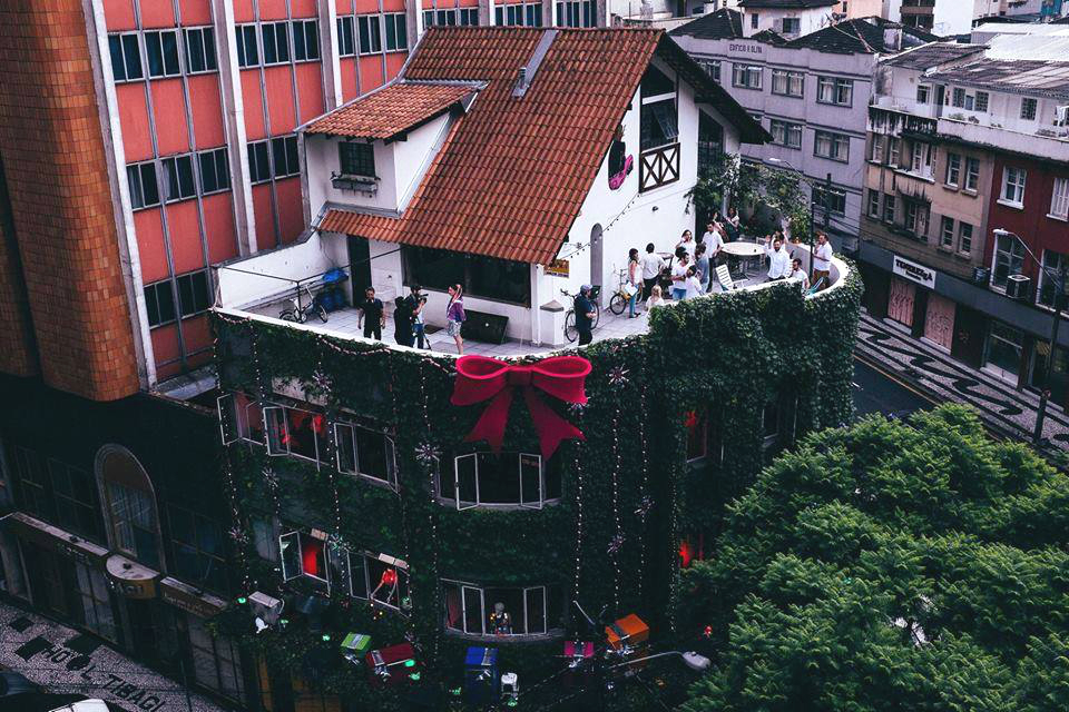 Casa em cima do prédio, um dos lugares inusitados que a Urbain aluga (Foto: Divulgação).