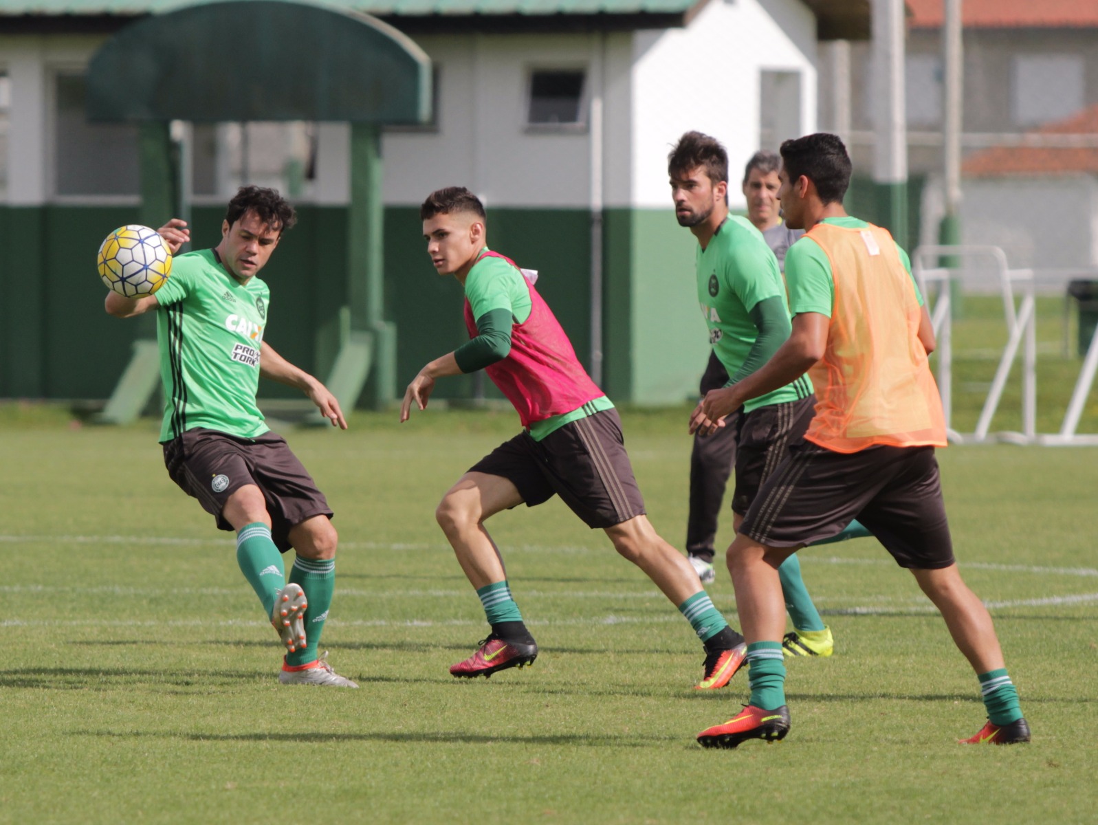 Kléber com Raphael no CT da Graciosa. Ele espera que Rapahel Veiga possa ajudar o time. Foto: Divulgação/Coritiba FC