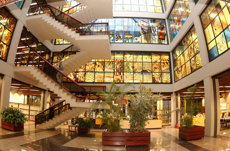 Prédio da Puc-Pr: Universidade estimula o empreendedorismo em sala de aula (Foto: Divulgação).